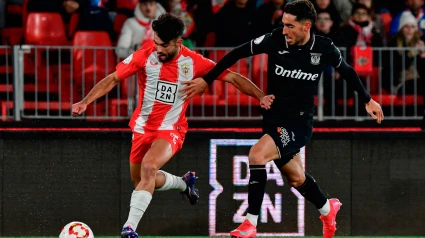 Arnau Puigmal disputa un balón con Roberto López durante el Almería-Leganés de Copa