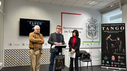 El edil de Cultura de Granada, Juan Ramón Ferreira, interviene ante la prensa en presencia de la diputada provincial Pilar Caracuel y el director del Festival de Tango, Tato Rébora