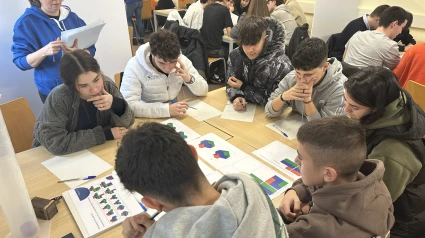 Un grupo de estudiantes de Bachillerato y de FP trabaja en la resolución de los retos propuestos en el Escape Room de 2024