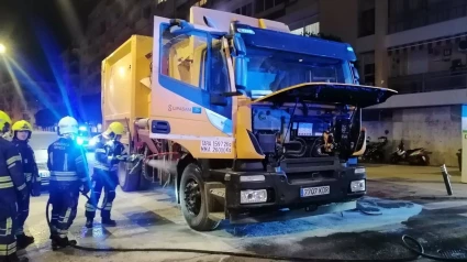 Sofocado un incendio declarado en un camión de Lipasam en la calle Juan Sebastián Elcano