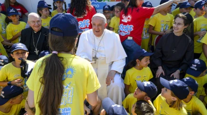 El Papa Francisco junto a niños