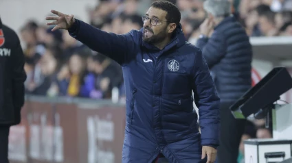 Bordalás da instrucciones a sus jugadores durante el partido en Pontevedra