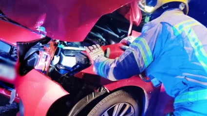 Un bombero actuando sobre el vehículo siniestrado