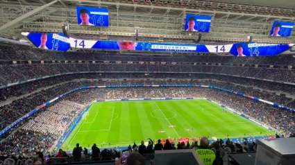 El videomarcador del Santiago Bernabéu muestra a Tchouameni durante las alineaciones