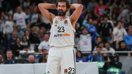 Llull se lleva las manos a la cabeza durante el partido del Real Madrid.