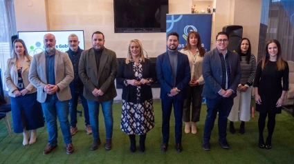 La alcaldesa de Las Gabias, María Merinda Sádaba, en el centro en la imagen con miembros de su equipo