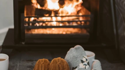 Una familia se calienta ante un chimenea