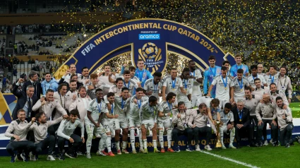 Los jugadores del Real Madrid levantan la Copa Intercontinental conquistada en diciembre.