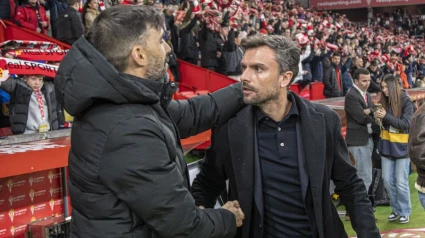 Rubén Albés saluda a Sarabia antes del partido