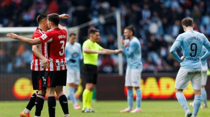 Mingueza, de fondo, protesta ante Ortiz Arias tras el gol de Vivian.