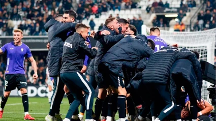 Los jugadores del Córdoba celebran el gol en el minuto 95 frente al Castellón en Castalia