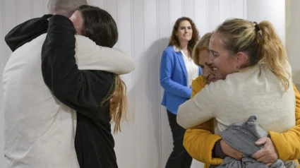 Una de las rehenes liberadas por Hamás se reencuentra con su familia en el hospital Sheba de Tel Aviv este domingo. Las tres rehenes liberadas por Hamás ya se encuentran en territorio israelí en manos del Ejército y han llegado al punto de encuentro donde les reciben sus madres, en el primer día de alto el fuego en la Franja de Gaza