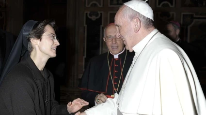 Raffaella Petrini y el Papa Francisco