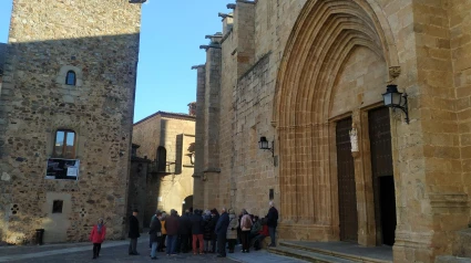 Turistas en la plaza de Santa María de Cáceres