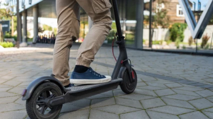 La multa a la que se enfrenta este joven por no llevar casco de seguridad en patinete eléctrico