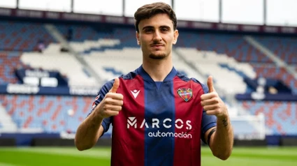 Álex Forés posa con su nueva camiseta