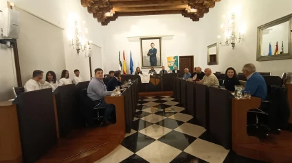 Reunión del presidente de la Diputación de Cáceres y el decano de la Facultad de Ciencias del Deporte con alcaldes de la Raya para informarles sobre un programa de deporte para personas mayores