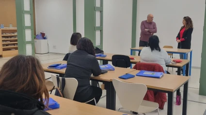 Los responsables muncipales visitaron este martes a las participantes en el curso