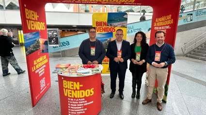 Almuñécar recibe a los viajeros de Atocha, en Madrid,“BIEN-VENIDOS a un destino….PERFECTO”