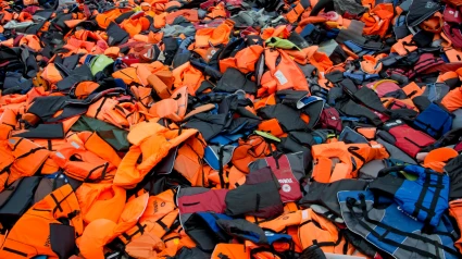 Chalecos salvavidas de múltiples refugiados haciendo una montaña