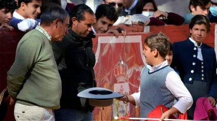 Los maestros Luis Reina y Cartujano junto a uno de los alumnos de la Escuela Taurina de Badajoz