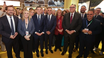 Juanma Moreno visita el stand de Granada en Fitur