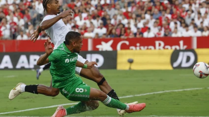 SEVILLA, 06/10/2024.- El delantero brasileño del Real Betis Vitor Hugo Roque (2d) dispara a puerta ante el defensa francés del Sevilla Loic Bade, durante el partido de la novena jornada de Liga disputado esta tarde en el estadio Ramón Sánchez-Pizjuán de Sevilla. EFE/Julio Muñoz