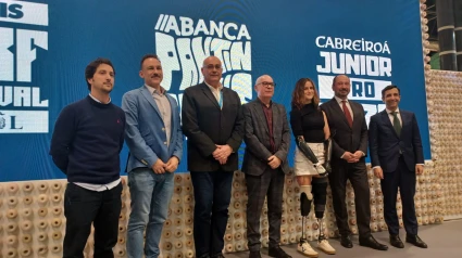 Participantes en la presentación de las pruebas de surf