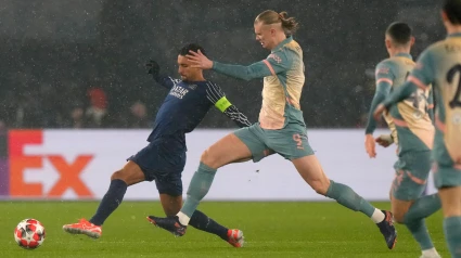 Erling Haaland lucha por el balón con Marquinhos durante el PSG-Manchester City, de Liga de Campeones