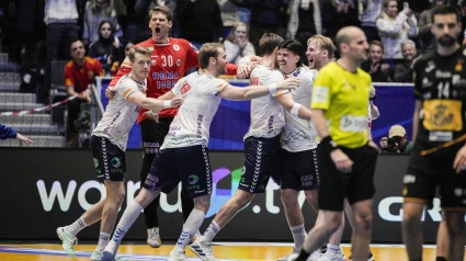 Los jugadores noruegos celebran la victoria contra España.