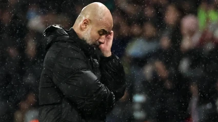 Pep Guardiola, cabizbajo tras la derrota del Manchester City contra el PSG.