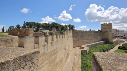 Alcazaba con torre de defensa y muralla en Badajoz, Extremadura