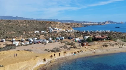 Decenas de Caravanas estacionadas en las playas de La Carolina y Los Cocedores