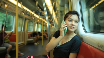 Una joven habla por el móvil mientras viaja en metro