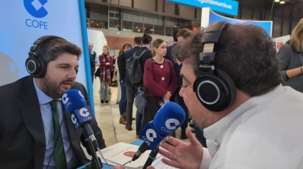 Fernando López Miras en el stand COPE en Fitur