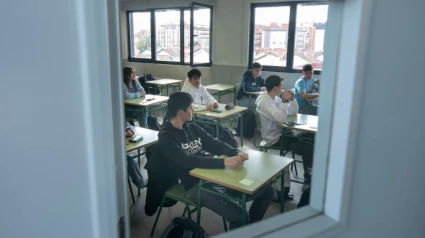 Se matricula en Enfermería en Madrid y sus compañeros se quedan de piedra al saber quién es el joven que le acompaña