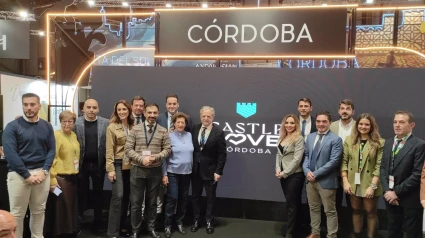 El presidente de la Diputaciónn, Salvador Fuentes (centro), acompañado por alcaldes y otras autoridades, en la presentación del proyecto 'Castle Love' en Fitur