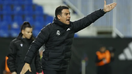 Alberto Toril, entrenador del Real Madrid, da instrucciones a sus jugadoras.