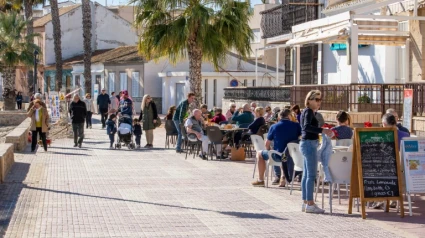 Trae comida sin pedir permiso a un bar, deja una mala reseña y así sentencia el dueño al cliente: "A escondidas"