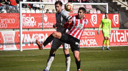 Roni, jugador del Zamora CF, en una acción ante el Osasuna B