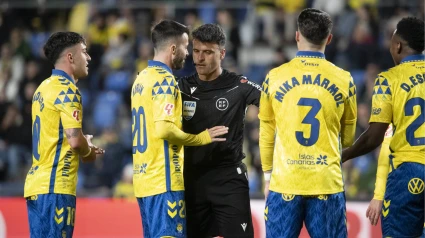 Los jugadores de Las Palmas protestan una de las decisiones de Gil Manzano.