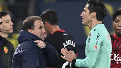 El árbitro Munuera Montero conversa con Jagoba Arrasate, entrenador del Mallorca