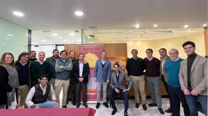 Uceda Leal junto a los miembros del Club Taurino de Sevilla