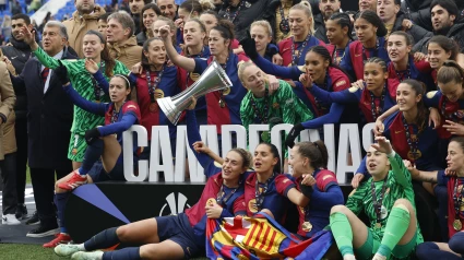 Las jugadores del Barcelona celebran la Supercopa