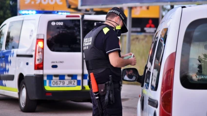 Un agente detiene a un vehículo tras activar un radar de velocidad en un control policial. La Policía Local del Vendrell realiza controles de velocidad mediante radar en el núcleo urbano donde la velocidad máxima está entre 30 y 50 km por hora y las multas oscilan entre los 100 € y los 600 € de multa y de 2 a 6 puntos de pérdida del carnet de conducir.