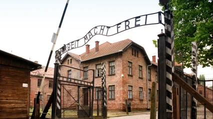 Puerta de entrada de Auschwitz I, donde se observa el letrero con la frase "Arbeit macht frei" ("El trabajo hace libre")