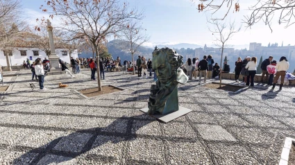 Imágenes de las estatuas y la exposición fotográfica conmemorativa de los Premios Goya en las calles de Granada