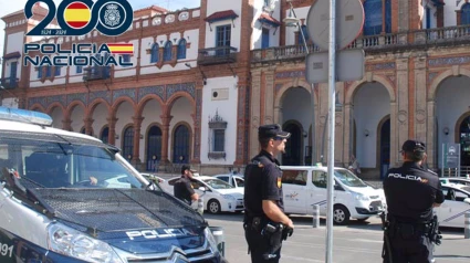 Policías locales ante la Estación de Ferrocarril de Jerez