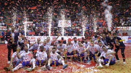 BURGOS, 25/01/2025.- Los jugadores del San Pablo Burgos celebran la victoria con el trofeo tras la final de la Copa de España de Baloncesto que Obradoiro y San Pablo Burgos jugaron este sábado en Burgos. EFE/Santi Otero