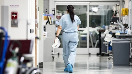 Una enfermera de la UCI del Hospital Sharp Grossmont, California (imagen de archivo)